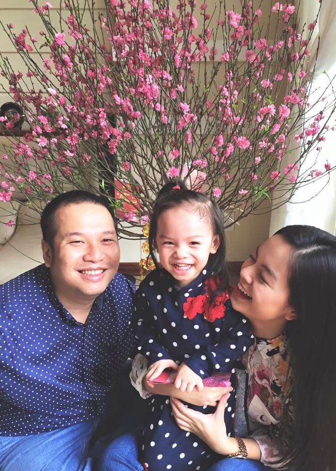 Ca sĩ Phạm Quỳnh Anh đăng tải chuỗi hình ảnh cùng chồng và con gái Tuệ Lâm đi chúc Tết nhà ông bà nội của bé qua trang Facebook riêng. Nhạc sĩ Quang Huy cũng cập nhật những hình ảnh tương tự kèm status: “Chó con chấm bi thì bố Béo phải ráng đua đòi chấm bi đồ với chó con. Yêu nó nhất nhất nhất nhất nhất. Cả ngày mùng 1 cứ lên xe là bắt bố mở ‘vừa vừa vừa đâu’, nghe nhức hết cả đầu”.