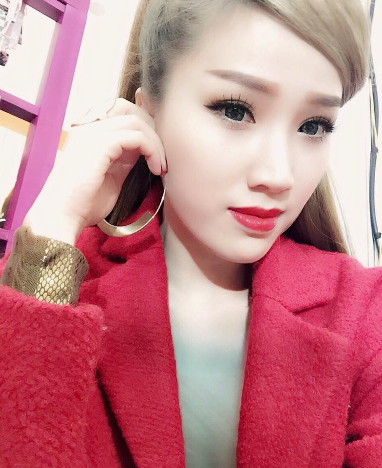 Trên trang Facebook riêng, Bảo Thy cho biết ngày đầu năm mình phải chạy đến 5 show giữa TP HCM và Bình Dương. Kèm theo đó là hình ảnh cô chuẩn bị đi diễn.