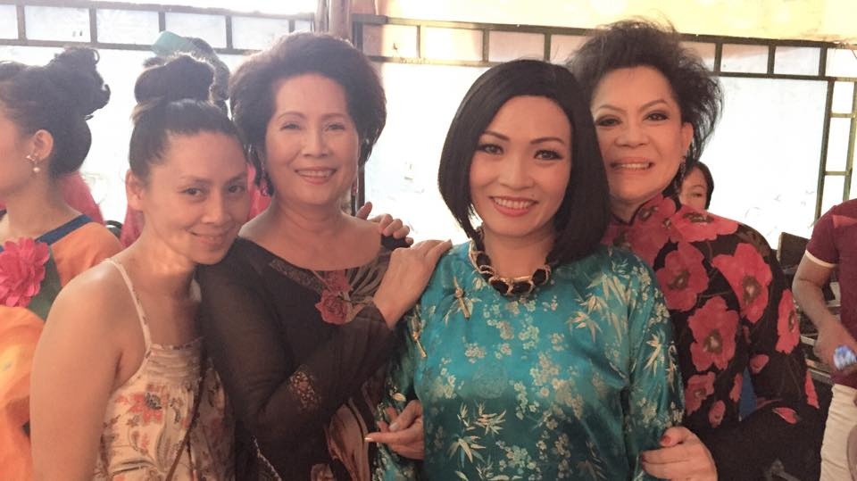 Thông qua mạng xã hội, ca sĩ Phương Thanh cũng thường xuyên cập nhật hình ảnh chạy show tất bật trong ngày đầu tiên của năm Ất Mùi. Chị Chanh vui vẻ chụp hình lưu niệm cùng hai bậc tiền bối - danh ca Phương Dung, Giao Linh - khi biểu diễn chung ở Công viên văn hóa Đầm Sen (TP HCM).