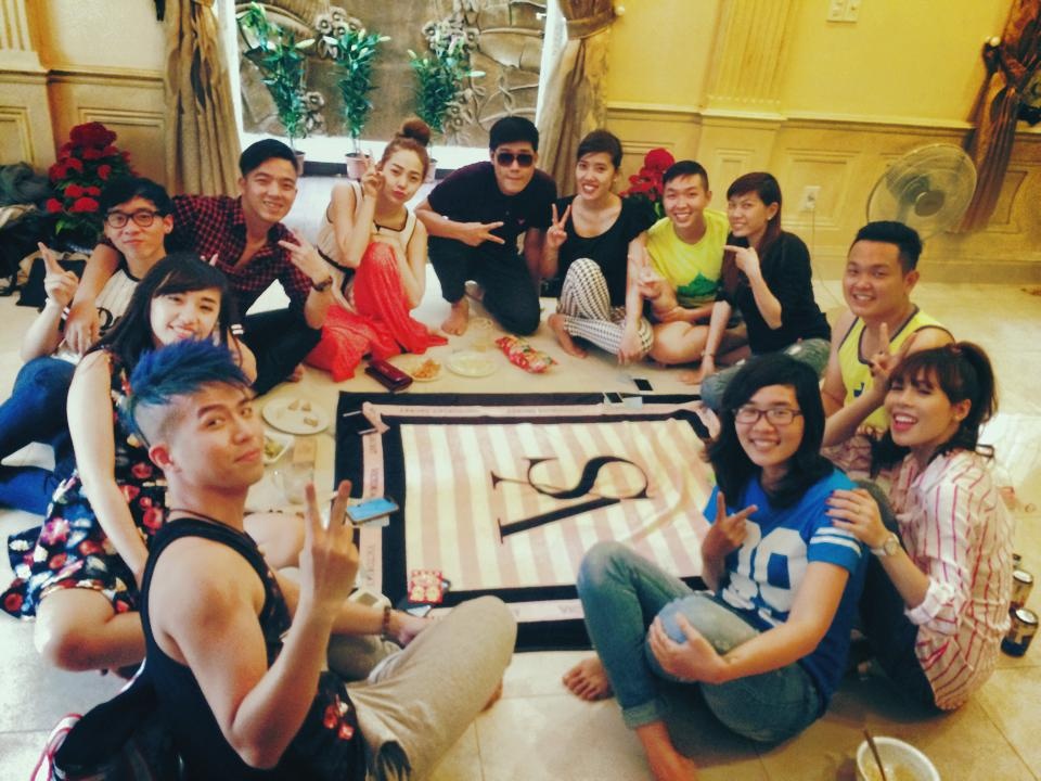 Trong khi đó, ca sĩ - diễn viên Minh Hằng dành ngày mùng 1 để ở nhà cùng mẹ, em trai và tiếp bạn bè, đồng nghiệp thân thiết. Buổi tối cùng ngày, giọng ca Sắc môi em hồng tranh thủ đi hát phục vụ người hâm mộ tại tỉnh Bình Dương.