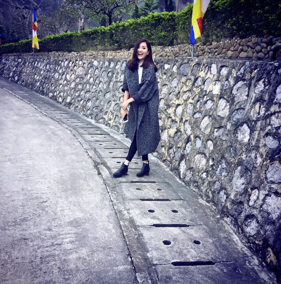 Trên trang Facebook cá nhân, ca sĩ Bích Phương không quên cập nhật hoạt động của mình trong ngày mùng 1 Tết. Giọng ca trưởng thành từ cuộc thi Vietnam Idol 2010 bật mí cô đến viếng chùa Cái Bầu và đính kèm bức ảnh mình cười thật tươi với mong ước cả năm lúc nào bản thân cũng được như thế.