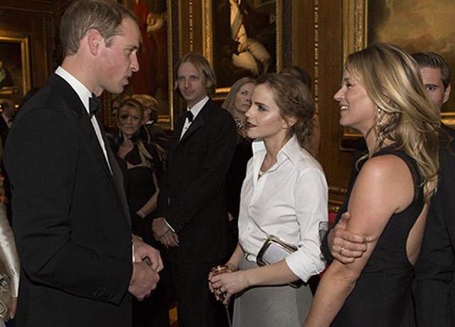 Emma trò chuyện với Hoàng tử William vào năm ngoái.