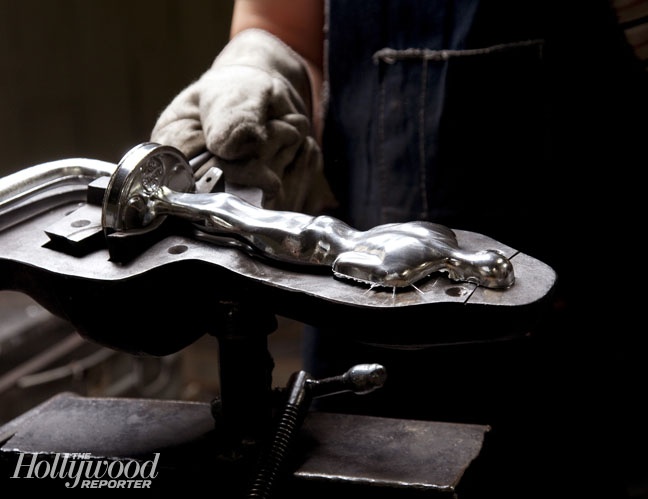 Qua trinh lam ra tuong vang Oscar hinh anh