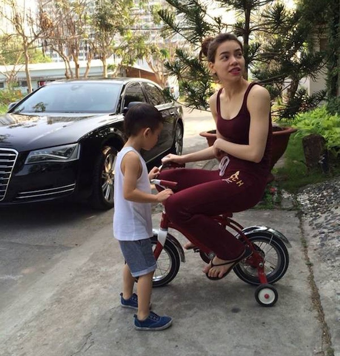 Luôn thể hiện mình là một người bạn của con, Hồ Ngọc Hà không ngại chơi đùa cùng quý tử Subeo. Nữ ca sĩ từng ngồi lên chiếc xe đạp 3 bánh nhỏ xíu của cậu con trai Subeo, bức ảnh gây thú vị cho người hâm mộ. Bộ trang phục của nữ ca sĩ còn khá ăn ý với màu chiếc xe. 