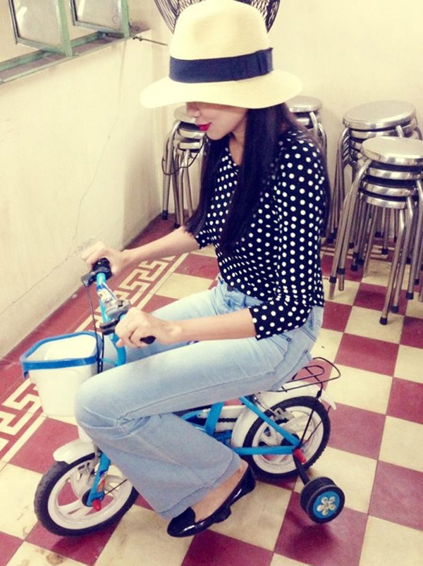 Đôi chân dài của siêu mẫu Thanh Hằng không cản trở cô ngồi lên chiếc xe 3 bánh. Thay vì xế hộp như mọi khi, Thanh Hằng diện đồ thật phong cách rồi… trèo lên chiếc xe nhỏ xíu này.