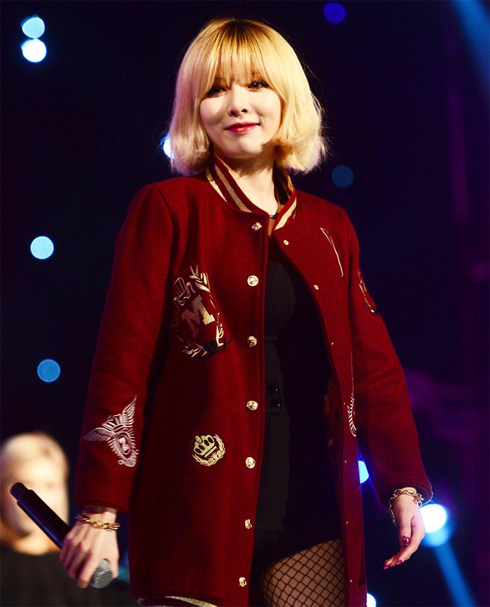 Giọng ca gợi cảm HyunA không ngại thử sức với các trào lưu làm đẹp. Kiểu tóc bob uốn nhuộm vàng khá ăn ý với sự nổi loạn, sexy của HyunA.