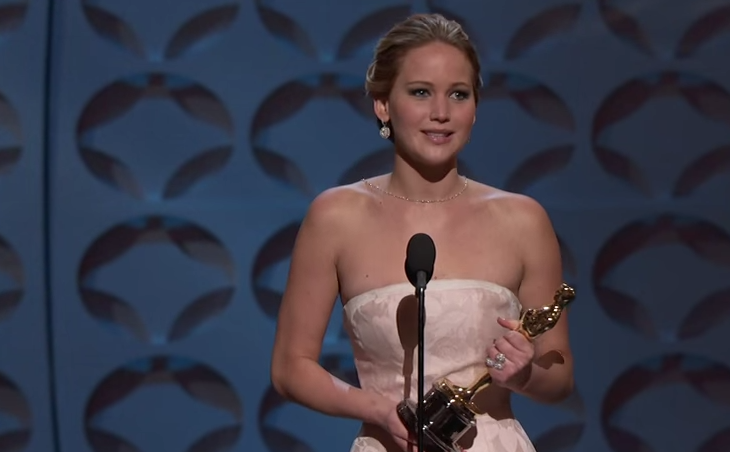 Năm 2013, minh tinh trẻ tuổi Jennifer Lawrence đoạt tượng vàng Oscar cho diễn xuất chính trong bộ phim Silver Linings Playbook. Cô chia sẻ nơi đặt bức tượng trên mặt chiếc đàn piano của bố mẹ trong ngôi nhà ở Kentucky. 