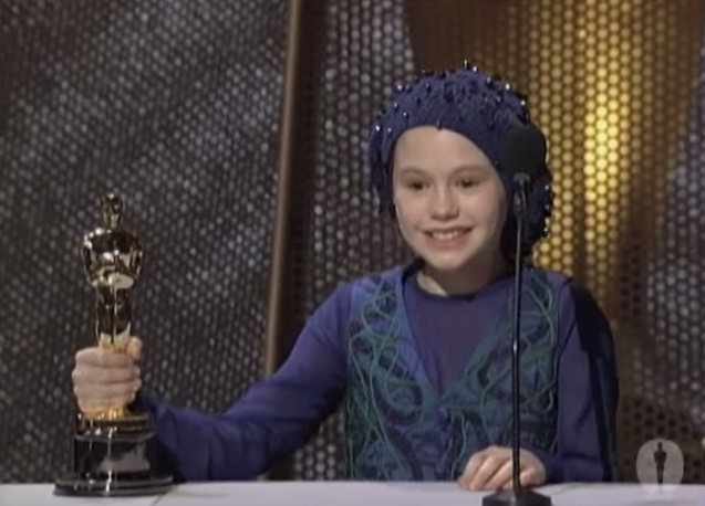 Anna Paquin là một trong số những người chiến thắng trẻ tuổi nhất của Oscar, cô đoạt giải khi mới 12 tuổi cho bộ phim The Piano năm 1993. Vì không muốn bạn bè cảm thấy xa lạ, Anna cất tượng vàng cùng với những đôi tất. “Tôi giữ nó trong ngăn kéo đựng tất trong tủ quần áo của tôi, nếu không nó sẽ làm cho bạn bè tôi cảm thấy lạ lẫm” – nữ diễn viên nói. 