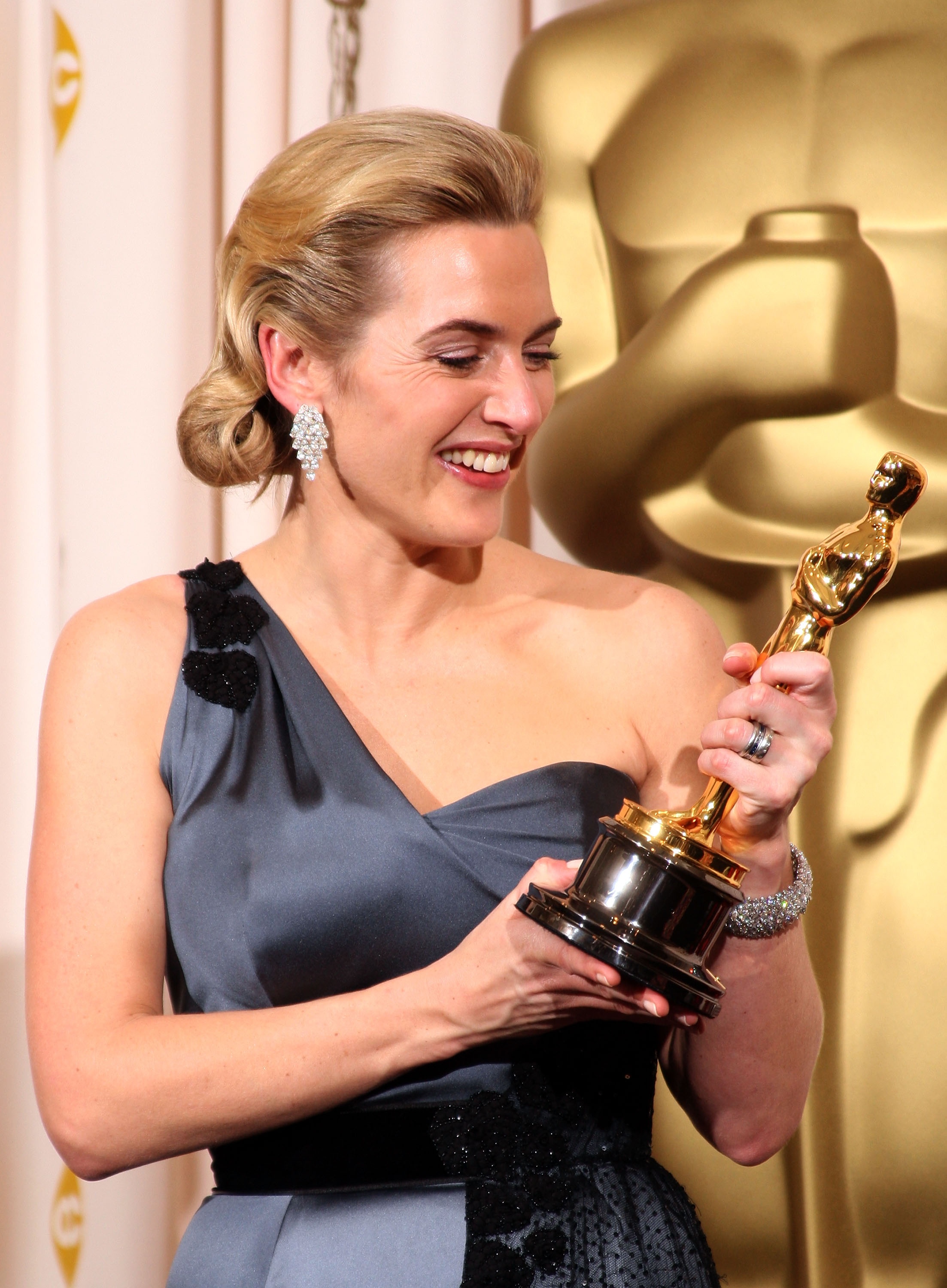 Sau 5 lần được đề cử nhưng trượt giải, tới lần đề cử thứ 6, minh tinh người Anh Kate Winslet mới thực sự chiến thắng. Để bất cứ khách mời muốn hỏi thăm chiếc tượng vàng và được cầm nó lên, Kate quyết định đặt giải thưởng ở trong nhà vệ sinh. “Mọi người đều muốn cầm nó lên và nói ‘Ôi Chúa ơi’ và ‘Nó nặng bao nhiêu nhỉ’. Vì thế tôi nghĩ ra cách đặt nó trong nhà vệ sinh” -  Kate nói. 