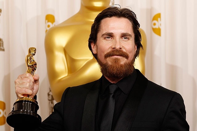 Tài tử Christian Bale thú nhận ngay sau khi đoạt Oscar hồi năm 2011, cô con gái 5 tuổi Emmeline Bale của anh đã lấy để làm “đồ chơi” cùng với các bức tượng giải thưởng khác. Christian giành Oscar cho giải Nam diễn viên phụ xuất sắc nhất cho vai diễn trong bộ phim The Fighter. “Tôi lái xe về nhà, vừa mở cửa, con gái tôi chạy đến nói ‘Con sẽ giữ cái này, cám ơn bố nhé’”. 