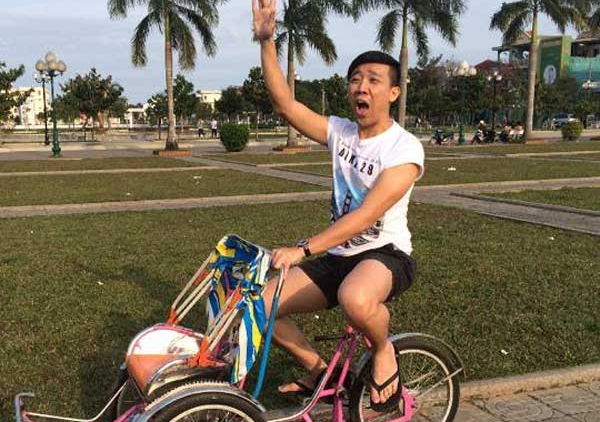 Sao Viet ngo nghinh khi lai xe tre em hinh anh