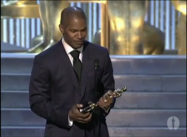 Không giống như nhiều đồng nghiệp khác, nam diễn viên Jamie Foxx tiết lộ rằng anh đã đem tượng vàng Oscar cho người quản lý cất giữ. Jamie đoạt giải Nam diễn viên chính xuất sắc nhất cho bộ phim Ray năm 2005. 