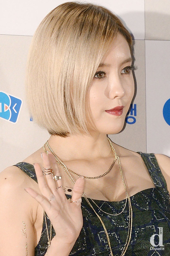 Tạm biệt mái tóc dài nữ tính, Hyomin của nhóm T-ara không chỉ cắt tóc ngắn mà còn nhuộm vàng rực, mang đến vẻ năng động mới mẻ.