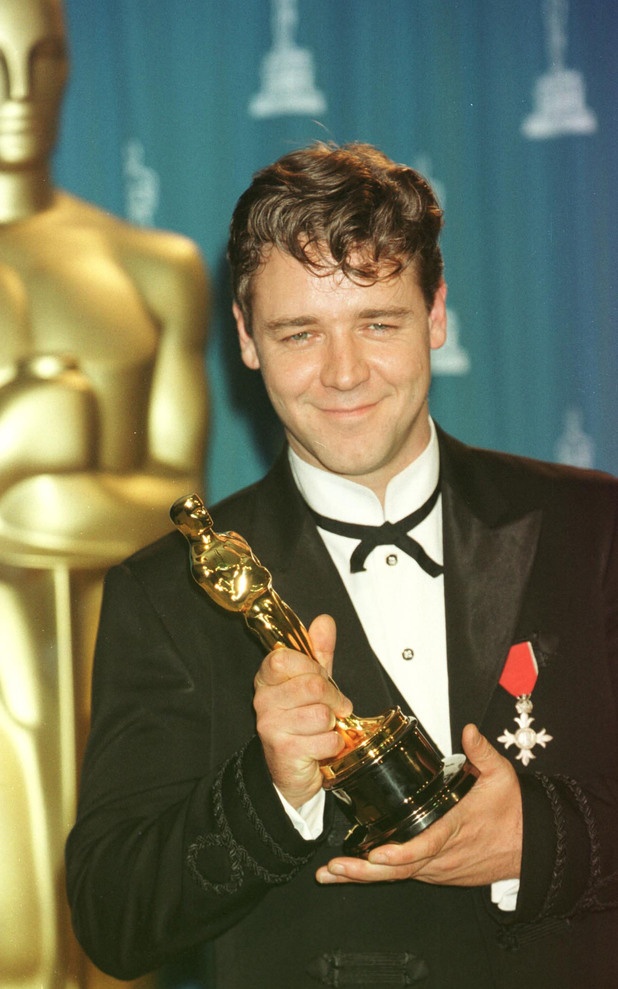 Tài tử Russell Crowe tin rằng nhờ cất giữ bức tượng Oscar trong chuồng gà tại trang trại ở Úc mà gà mái của anh đẻ trứng to hơn. Năm 2001, Russell đoạt giải Nam diễn viên chính xuất sắc nhất cho bộ phim Gladiator. 