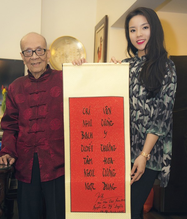 Kể từ khi đăng quang ngôi vị Hoa hậu Việt Nam 2014, thị phi luôn theo đuổi Kỳ Duyên, ngay cả trong dịp Tết Nguyên đán. Trong dịp Tết vừa qua, Kỳ Duyên đến nhà riêng chúc Tết Anh hùng lao động, Giáo sư Vũ Khiêu nhân dịp ông bước sang tuổi 100. Giáo sư Vũ Khiêu là Viện trưởng đầu tiên của Viện Xã hội học Việt Nam, ông có nhiều nghiên cứu đóng góp về văn hóa Việt Nam. Tại nhà riêng Giáo sư, Kỳ Duyên được ông dặn dò về trách nhiệm khi lên ngôi Hoa hậu  đồng thời được ông viết tặng câu đối. 