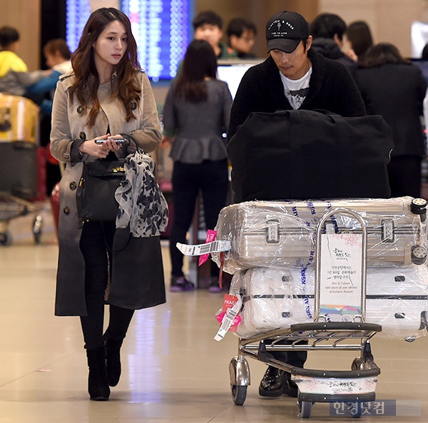 Ở giai đoạn giữa của thai kỳ, nữ diễn viên Vườn sao băng không tăng cân nhiều, cô để tóc xõa, trang điểm tự nhiên. Lee Min Jung khá căng thẳng trước sự săn đón của báo giới khi hay tin vợ chồng cô về nước. 