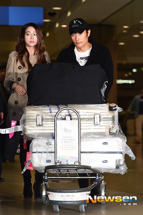 Sáng 26/2, vợ chồng diễn viên Lee Byung Hun – Lee Min Jung có mặt tại sân bay quốc tế Incheon. Họ vừa trở về sau chuyến nghỉ ngơi dài 4 tháng ở Mỹ. Đây cũng là lần đầu tiên Lee Byung Hun xuất hiện cùng vợ trước báo giới kể từ scandal ngoại tình – tống tiền năm ngoái. 