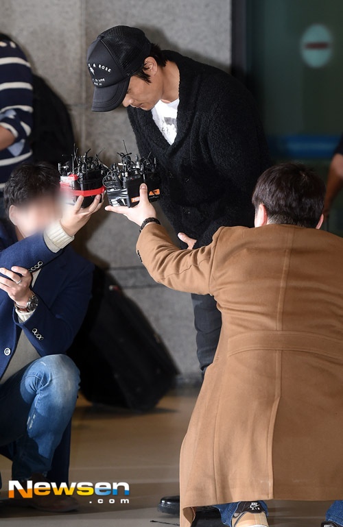 Cũng ngay tại sân bay, khi được các phóng viên theo sát, Lee Byung Hun cúi đầu tạ lỗi vì những sai lầm anh gây ra trong thời gian qua. Tài tử I Saw The Devil nói: “Tôi xin lỗi vì đã không thể xin lỗi sớm hơn. Là một người của công chúng, tôi đã khiến mọi người thất vọng, gây ra sự bất tiện quá lớn, tôi đã làm tổn thương nhiều người”. 