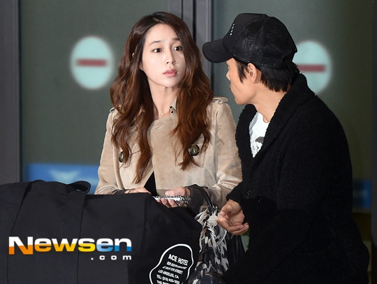 Lee Byung Hun luôn theo sát bên vợ bầu, cặp đôi dự kiến sẽ chào đón đứa con đầu lòng vào tháng 4 tới. 