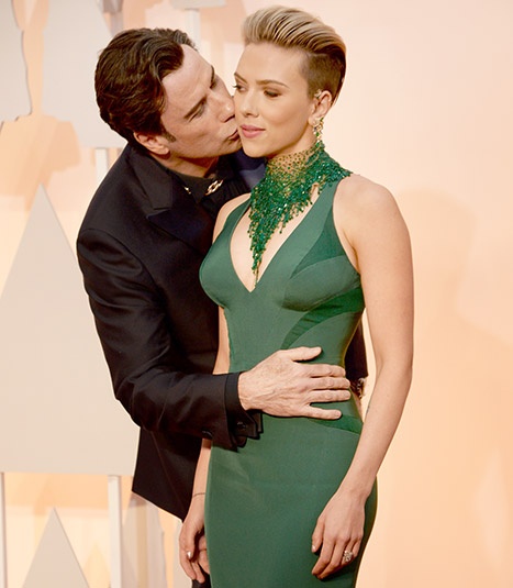 John Travolta ôm hôn Scarlett Johansson tại Oscar vừa qua.