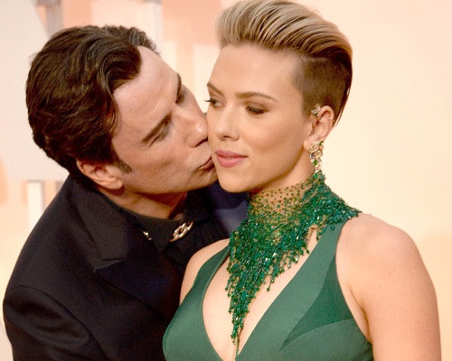 Scarlett Johansson benh vuc John Travolta cuong hon hinh anh