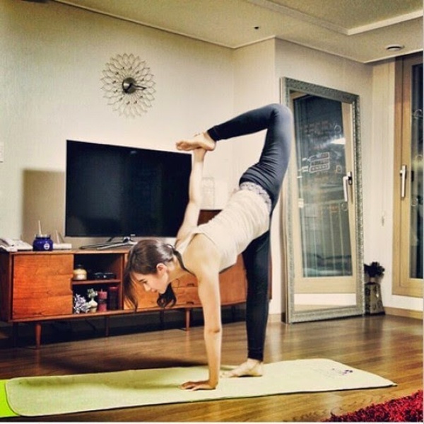 Đầu năm nay, thành viên Yuri của nhóm SNSD tham gia chương trình truyền hình thực tế Star Has Two Job với tư cách là một huấn luyện viên yoga. Trong bức ảnh đăng tải lên trang cá nhân, Yuri trổ tài giữ thăng bằng trong một tư thế và chú thích bên dưới: “Yoga giúp tâm trí và cơ thể bạn trở nên linh hoạt”. Sau đó cư dân mạng nhanh chóng phát hiện ra bức ảnh đã được chỉnh sửa nhờ photoshop. 