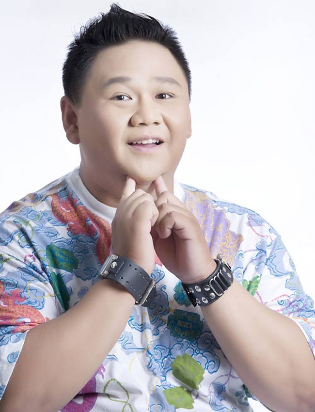 Minh Béo bị tố khai man, cướp công đồng nghiệp: Ngày 26/2, một đạo diễn - diễn viên trẻ bất ngờ lên trang Facebook riêng viết tâm thư chỉ trích cách làm việc cũng như hành động khai man, cướp công đồng nghiệp của Minh Béo trong vở kịch Tấm lụa máu. Theo đó, nghệ sĩ hài sinh năm 1977 tự ý khai man việc mình làm đạo diễn của tác phẩm trên để đăng ký giấy phép biểu diễn tại Sở Văn hóa TP HCM.