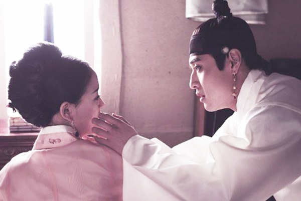 My nam Han cam thay toi loi khi dong canh cuong dam hinh anh