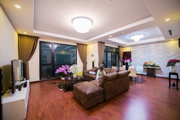 Để tiện cho việc đi lại của Huyền My khi hoạt động trong showbiz, gia đình cô quyết định chuyển nhà. Căn hộ nằm ở tầng khá cao, được lát gỗ ấm cúng với 3 phòng ngủ. 