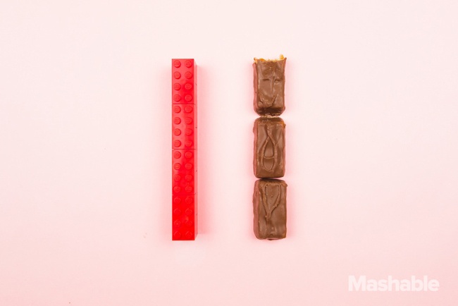 Nếu so sánh với kẹo socola Snickers, 3 chiếc kẹo đã bóc vỏ tương đồng với chiều cao cậu nhỏ