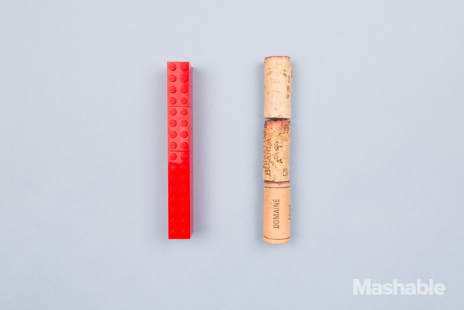 Với nút bấc rượu vang, thêm 1 chiếc để so sánh với cậu nhỏ cương cứng