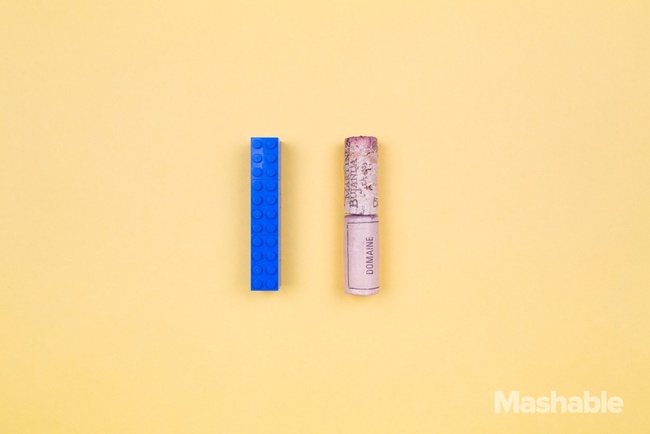 2 chiếc nút bấc rượu vang có chiều dài tương đương như cậu nhỏ