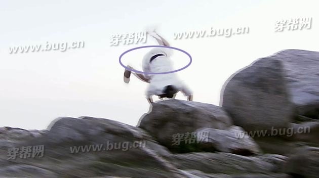 Diễn viên nam lộ quần short màu đen.