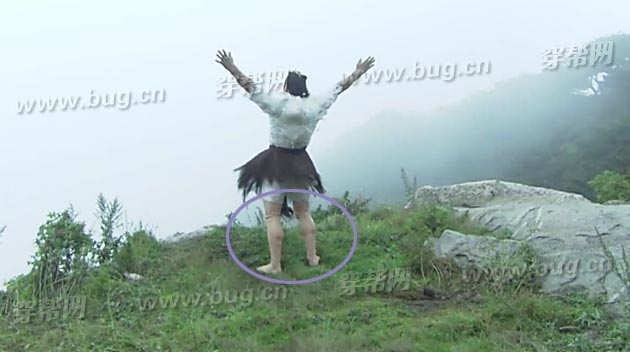 Nhân vật phim xuất hiện với chiếc tất quá to và giả tạo. Khán giả cho rằng ban đầu có thể dụng ý của đạo diễn là tạo ra nhân vật cơ bắp, nhưng kỹ thuật hóa trang thì quá tệ.