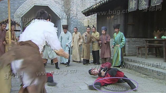 Đây là hình ảnh một binh lính ngã trên nắp...hố ga.