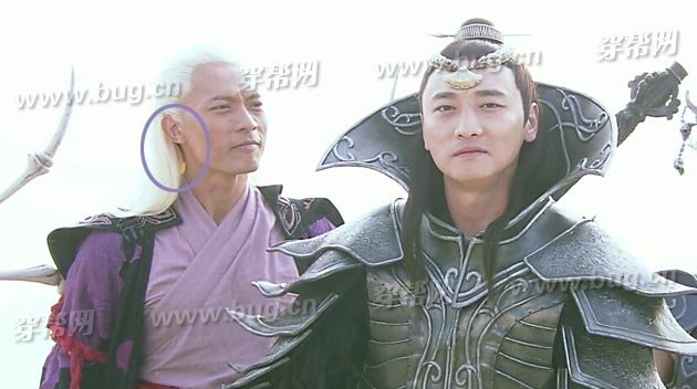 Một yêu tinh trong phim cũng lộ mái tóc đen.