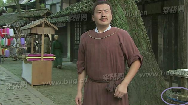 Thùng rác có túi ni lông màu xanh.