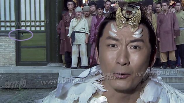 Vật dụng đoàn làm phim lọt vào ống kính phát sóng.