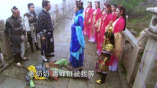 Trong một cảnh phim, khán giả tinh mắt đã nhận ra góc phải là cột đá ghi tên một khách sạn 3 sao ở Trung Quốc. 