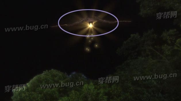 Chim đại bàng mang theo viên kim đan bay trên trời.