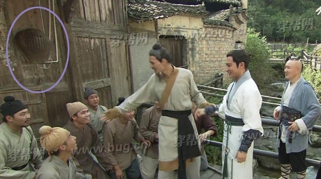 Một cảnh phim khi các nhân vật nông dân trong làng trò chuyện, khán giả ngã ngửa khi thấy hình ảnh ống nhựa PVC xuất hiện.