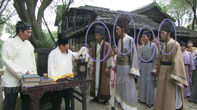 Ảnh bốn diễn viên cùng y phục, chỉ khác mũ đã thành địa chủ