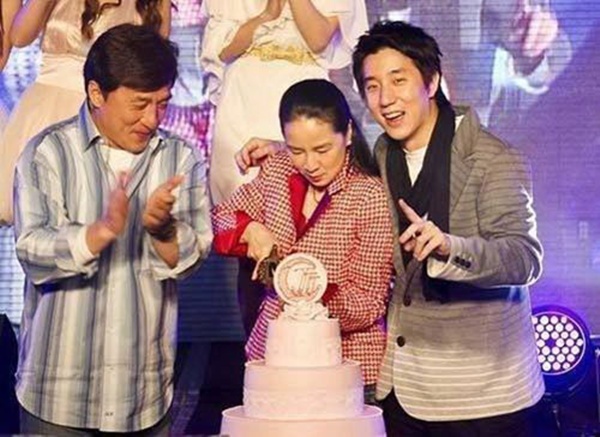 Nhập mô tả cGia đình Thành Long và tấm ảnh chụp chung hiếm hoi trong ngày sinh nhật Lâm Phụng Kiềuho ảnh