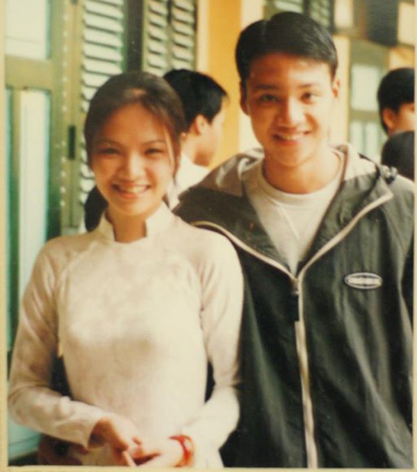 Vợ chồng đạo diễn Khải Anh – diễn viên Đan Lê là mối tình đầu của nhau, họ hẹn hò khi đang ngồi trên ghế nhà trường. Khải Anh từng viết thư tình gửi Đan Lê, trong đó đạo diễn trẻ hứa hẹn sẽ cưới cô làm vợ năm 24 tuổi. 