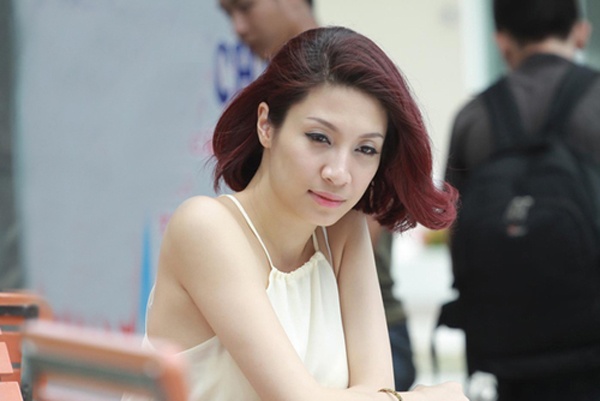 Trước đó, Dương Yến Ngọc công khai  chuyện chồng ngoại tình và khẳng định kẻ thứ 3 là Pha Lê. Nữ ca sĩ đất Cảng cũng thẳng thắn đáp trả lại và cho biết sẵn sàng ra tòa đối chất với Dương Yến Ngọc. 