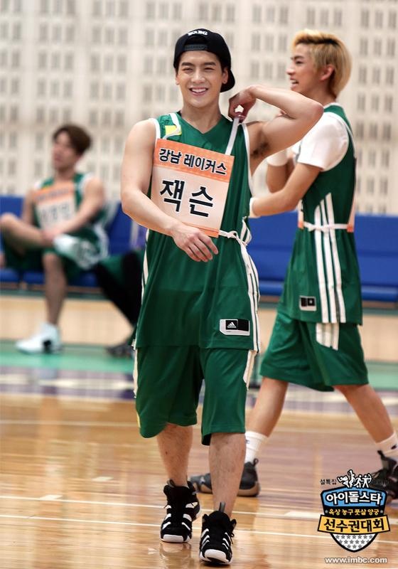 Jackson (GOT7) trong chương trình Idol Star Athletic Championships.