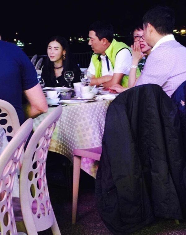 Cô trò chuyện rất vui vẻ với đại gia này.