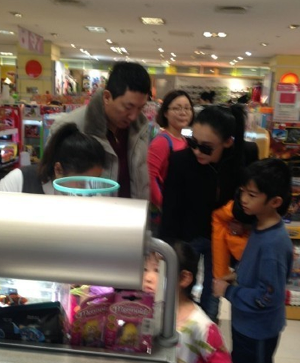 Tôn Đông Hải đi mua sắm cùng mẹ con Trương Bá Chi.