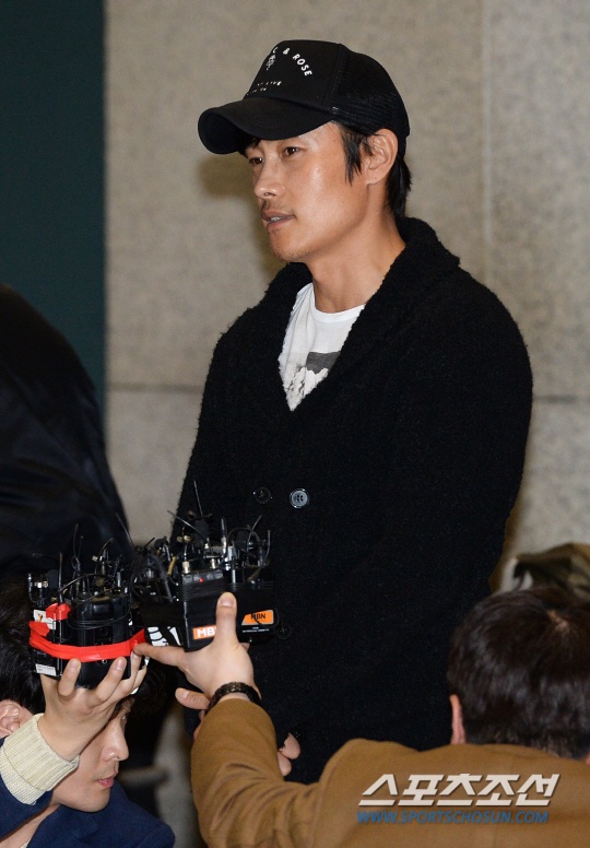 Lee Byung Hun xin lỗi người hâm mộ trong lần về nước hồi tháng 2.