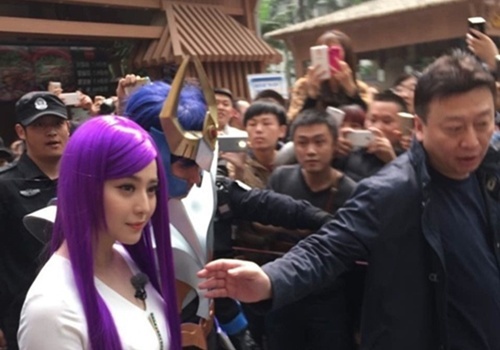 Hang nghin nguoi nao loan, giam dap vi Pham Bang Bang hinh anh